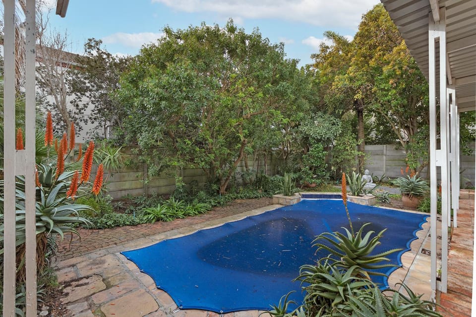 Sunset Yellow Cottage Villa in Cape Town