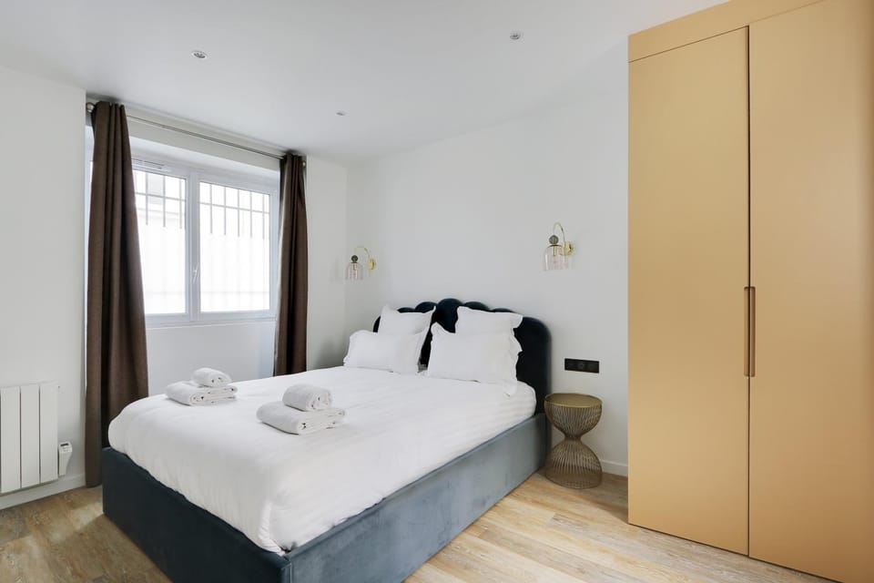 Bed, Bedroom, towels, wardrobe