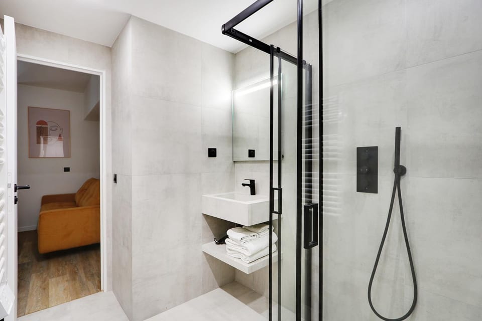 Shower, Bathroom, towels