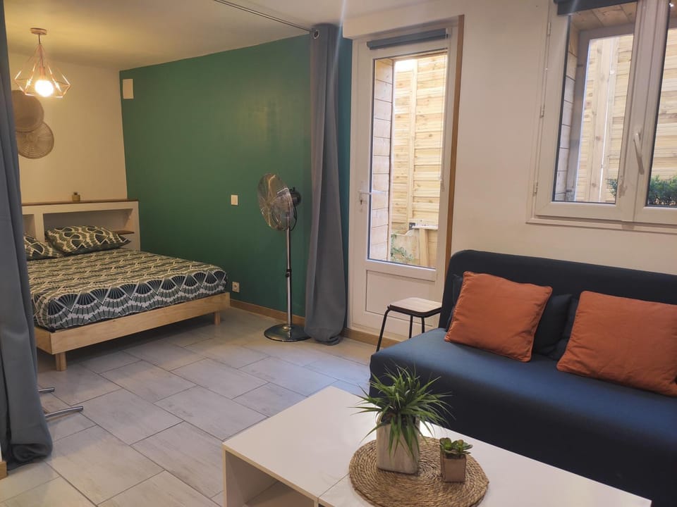 Bed, Living room, Photo of the whole room, Seating area, Bedroom