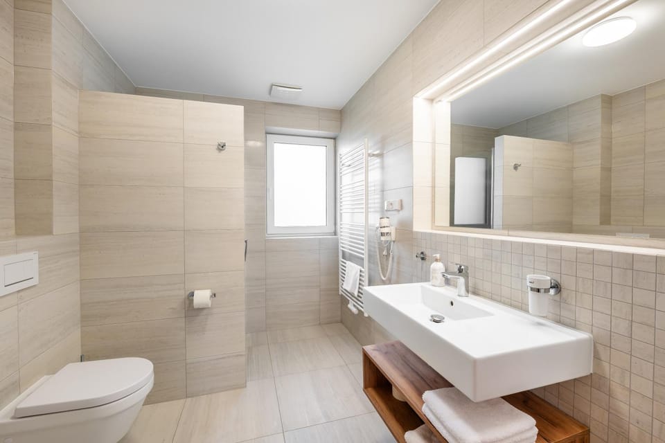 Shower, Toilet, Bathroom, towels