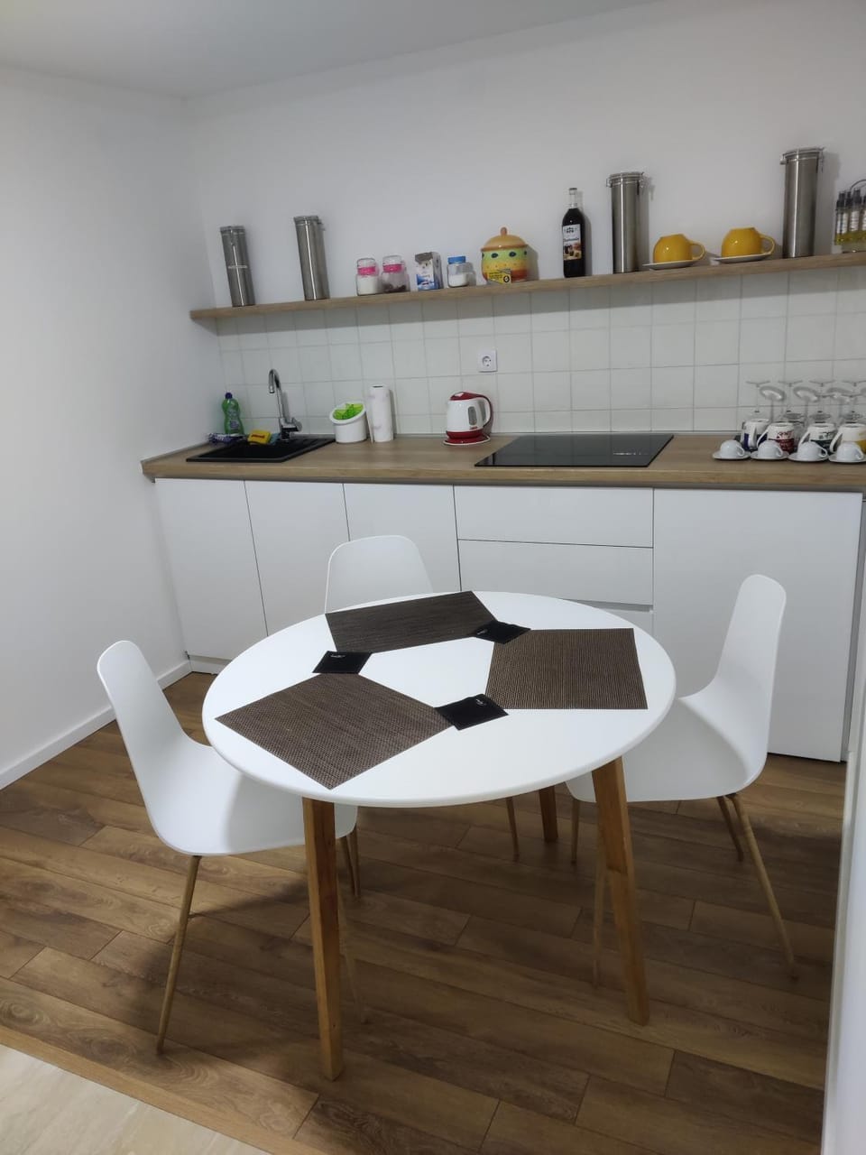 Coffee/tea facilities, Kitchen or kitchenette, Dining area