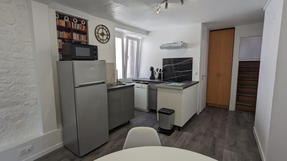 Coffee/tea facilities, minibar, stove, kitchen