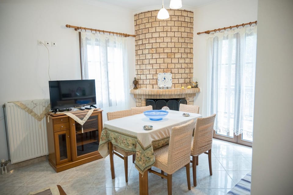 TV and multimedia, Living room, Seating area, Dining area