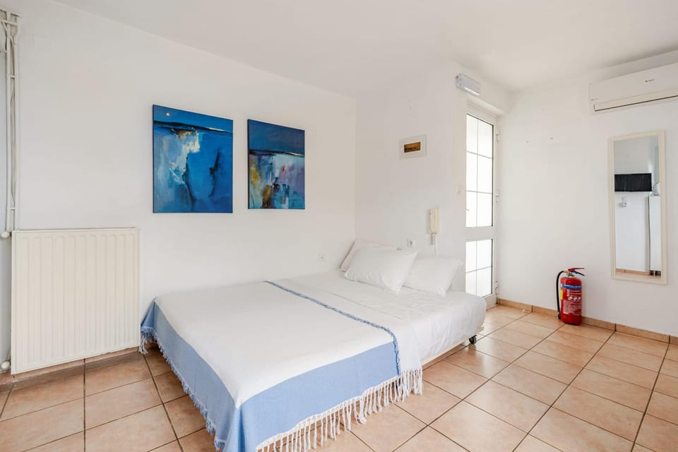 Bed, air conditioner