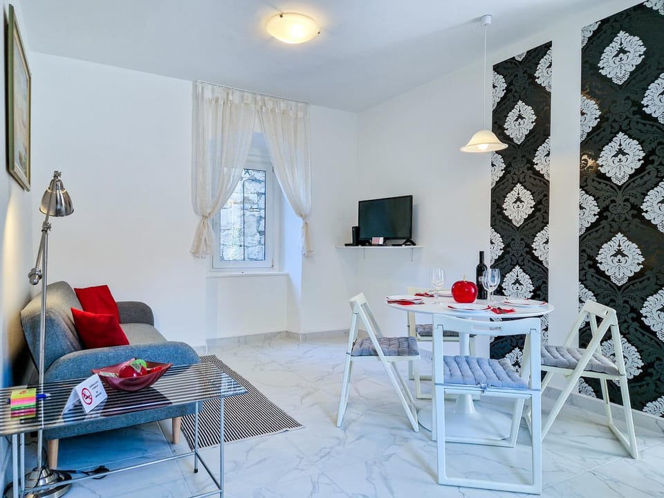 Communal lounge/ TV room, TV and multimedia, Seating area, Dining area