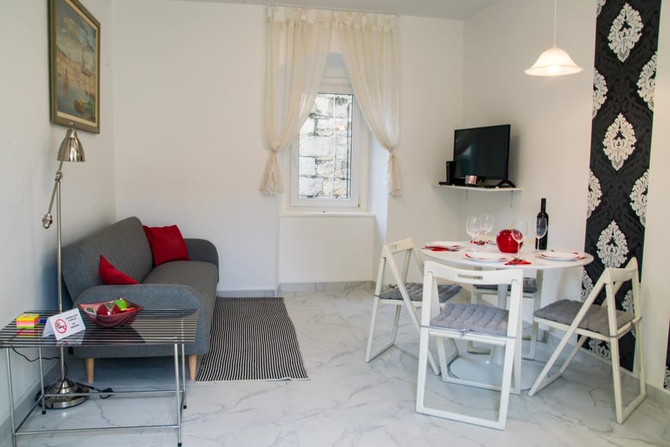 TV and multimedia, Seating area, Dining area