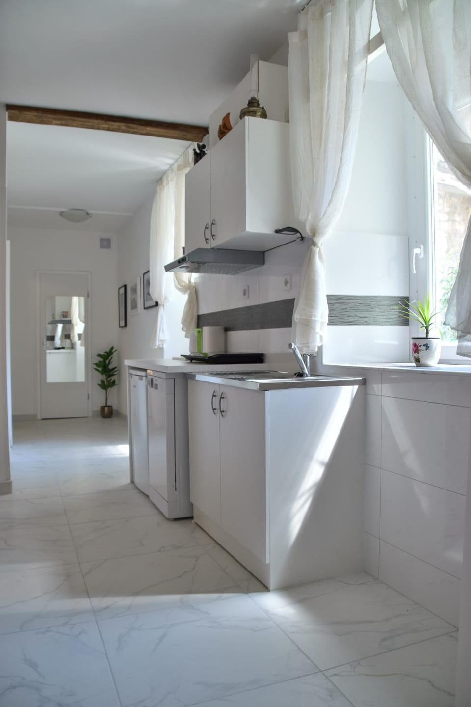 Kitchen or kitchenette, dishwasher, stove