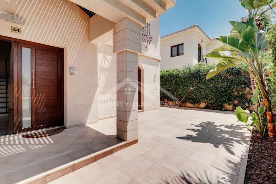 SunnyVillas: 4BR SeaFront Villa*Private Pool*BW44 Villa in Paralimni