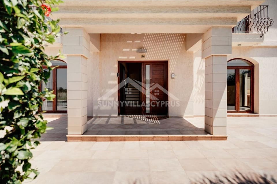 SunnyVillas: 4BR SeaFront Villa*Private Pool*BW44 Villa in Paralimni