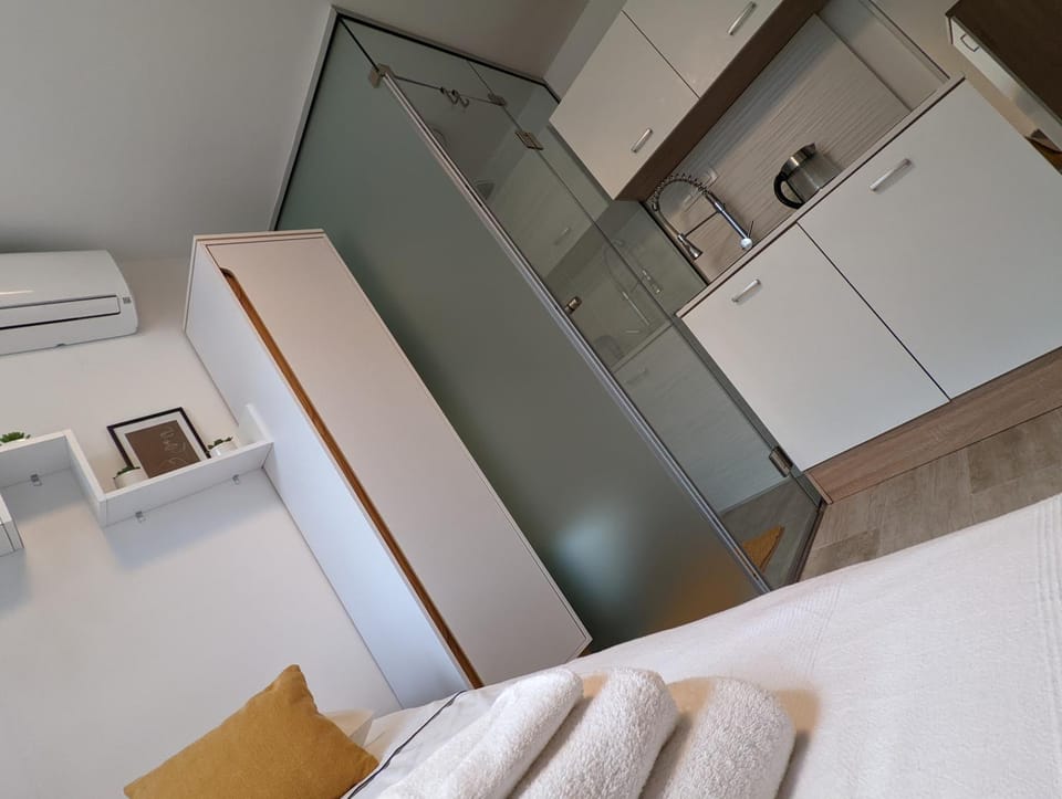 Bed, Kitchen or kitchenette, Photo of the whole room, Bedroom, minibar, oven, wardrobe, air conditioner