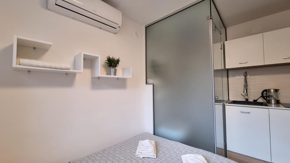 Kitchen or kitchenette, minibar, towels, air conditioner