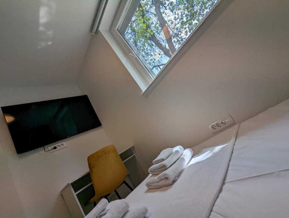 Communal lounge/ TV room, Bed, TV and multimedia, Photo of the whole room, Evening entertainment, Bedroom, towels