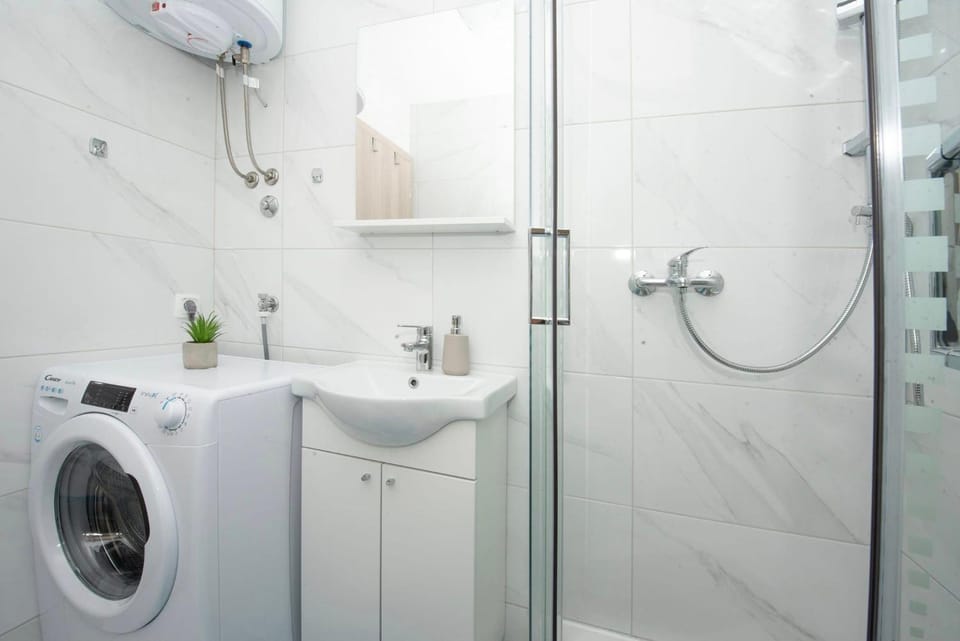 Shower, Bathroom, towels, washing machine