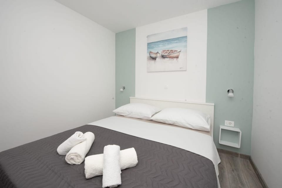 Bedroom, towels