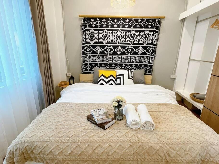 Unwind in oldtown, private floor, near Grand Palace Apartment in Bangkok