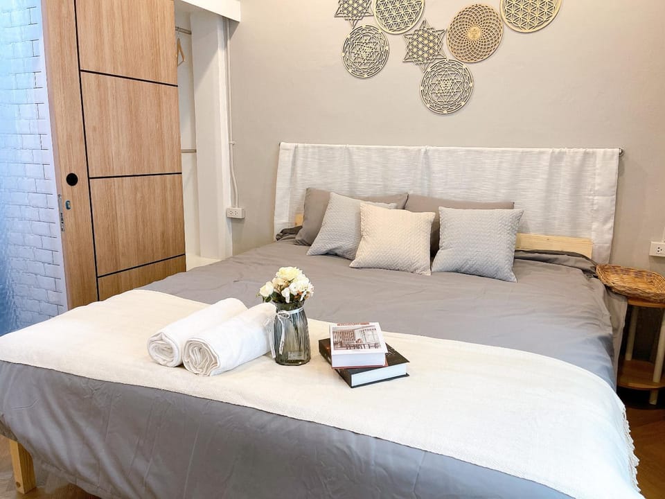 Unwind in oldtown, private floor, near Grand Palace Apartment in Bangkok