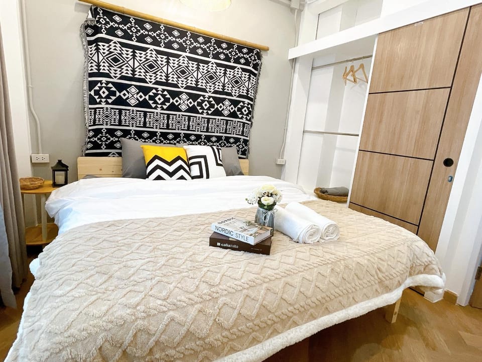 Unwind in oldtown, private floor, near Grand Palace Apartment in Bangkok