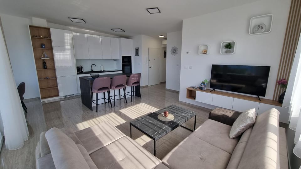 Communal lounge/ TV room, TV and multimedia, Kitchen or kitchenette, Living room, Seating area, Dining area, Evening entertainment