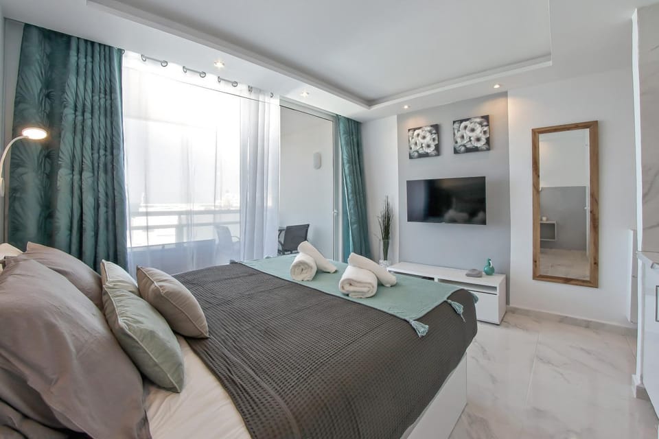 Bed, TV and multimedia, Bedroom
