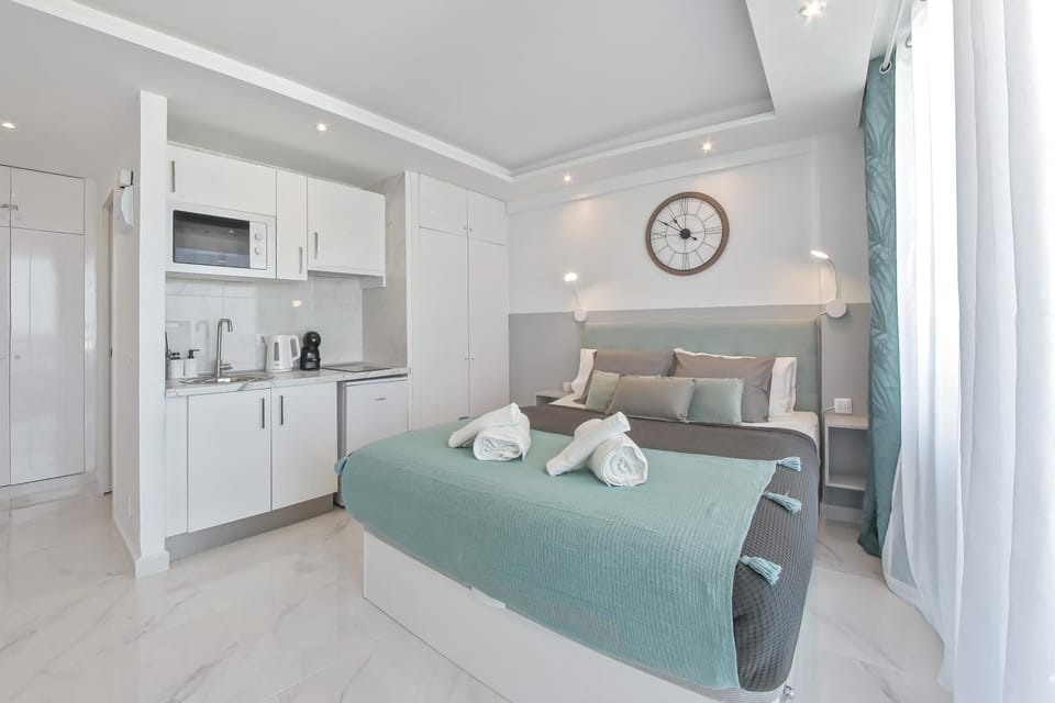 Bed, Kitchen or kitchenette, Photo of the whole room, minibar