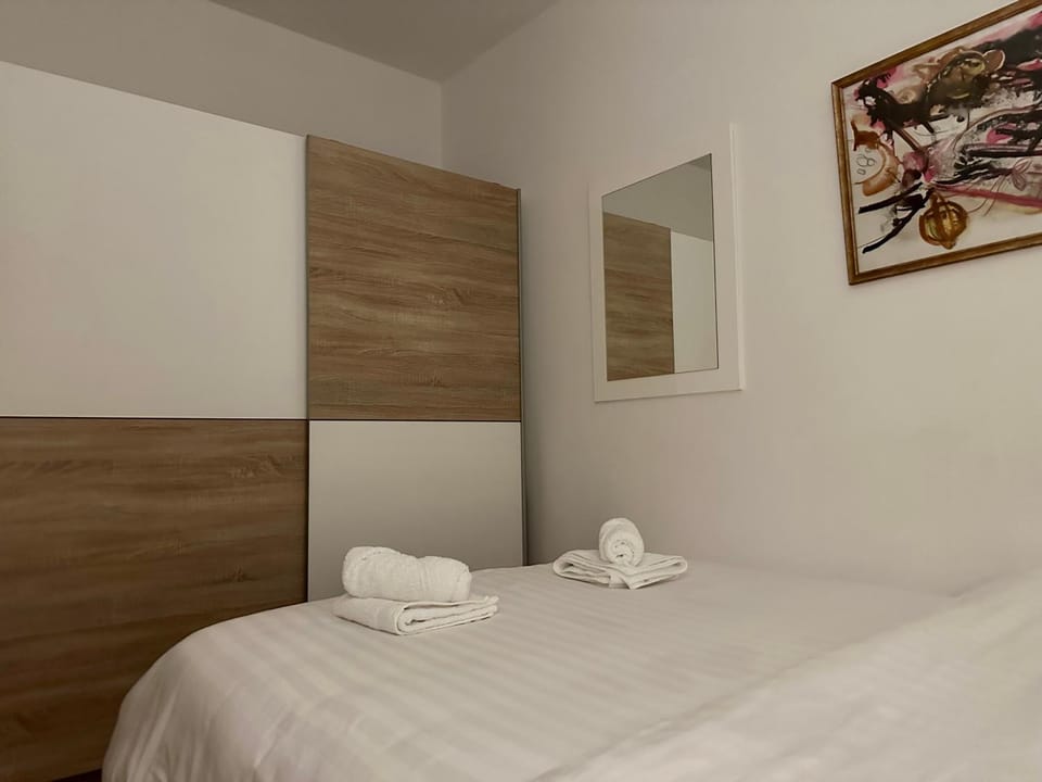 Bed, Bedroom, towels