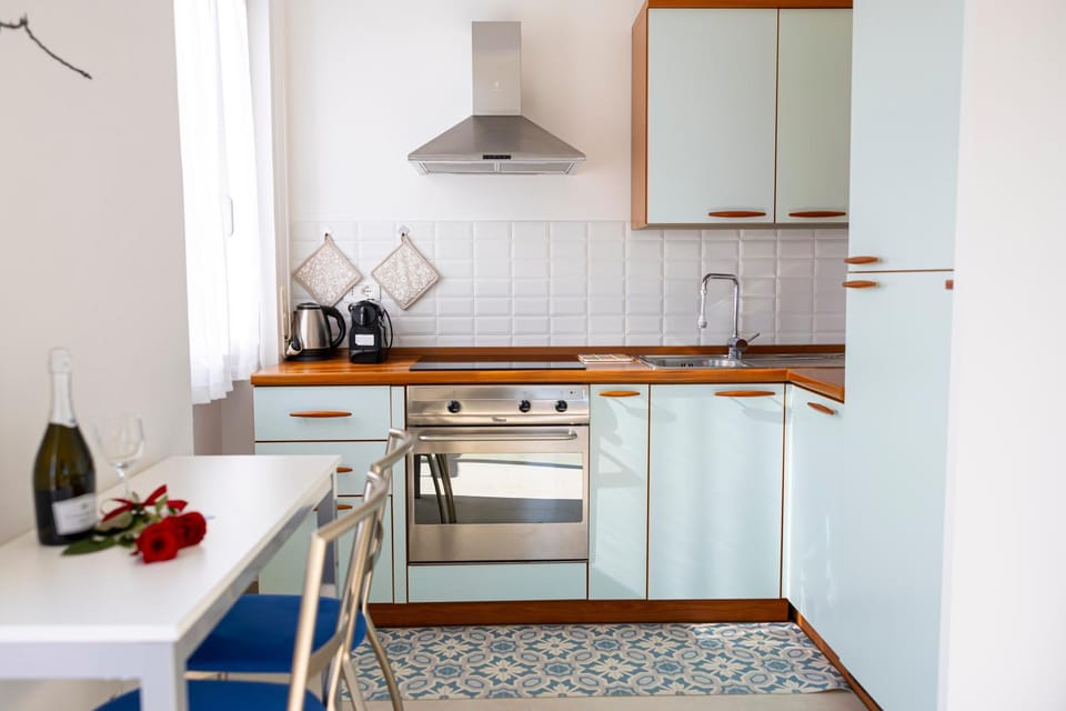 Kitchen or kitchenette, Dining area, stove