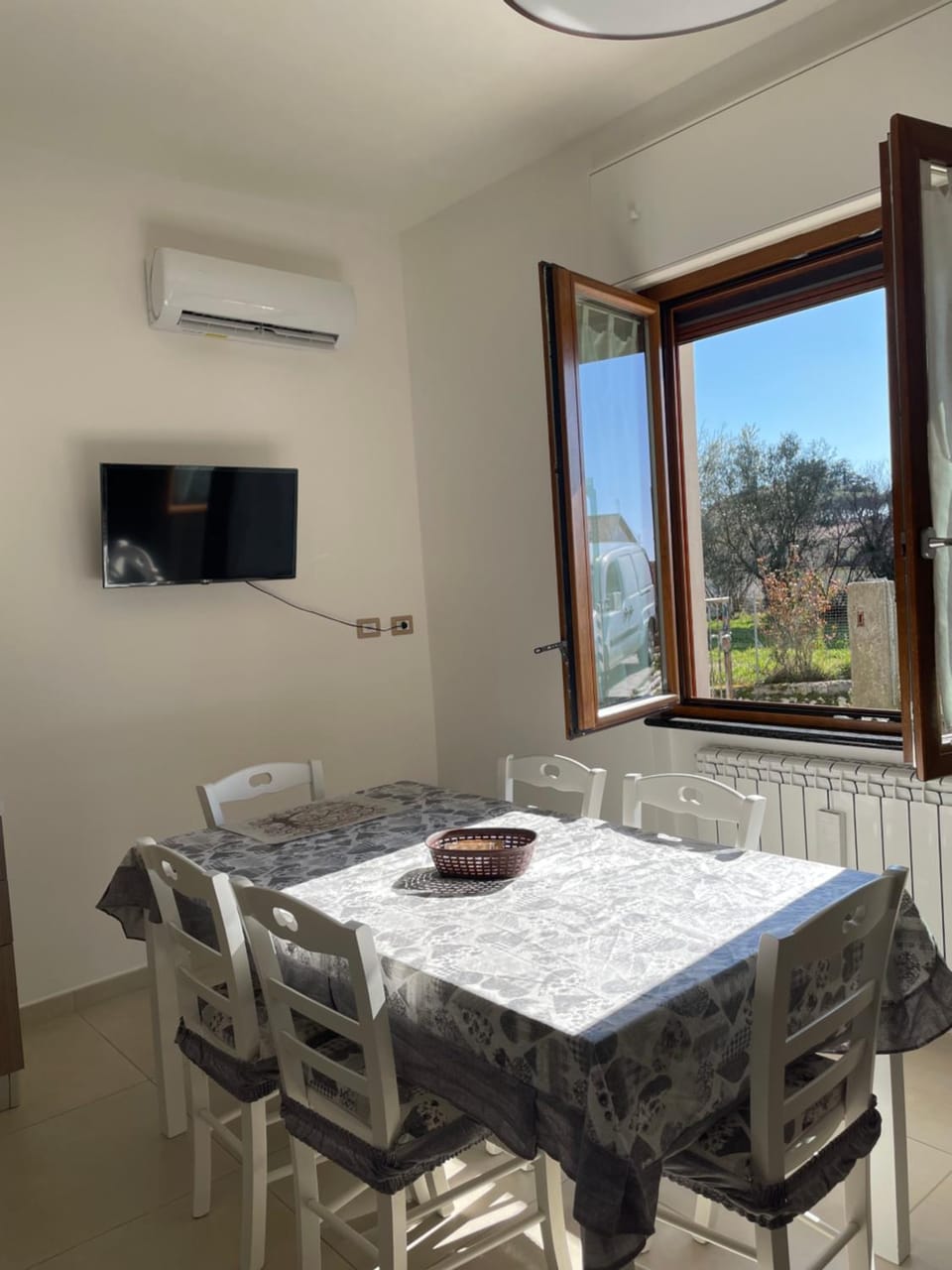 Property building, Communal lounge/ TV room, Natural landscape, TV and multimedia, Living room, Seating area, Dining area, Parking, air conditioner