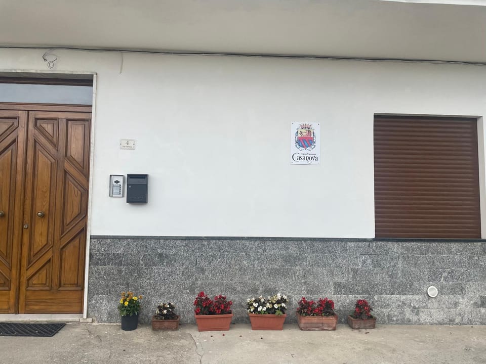 Property building, Balcony/Terrace, Parking