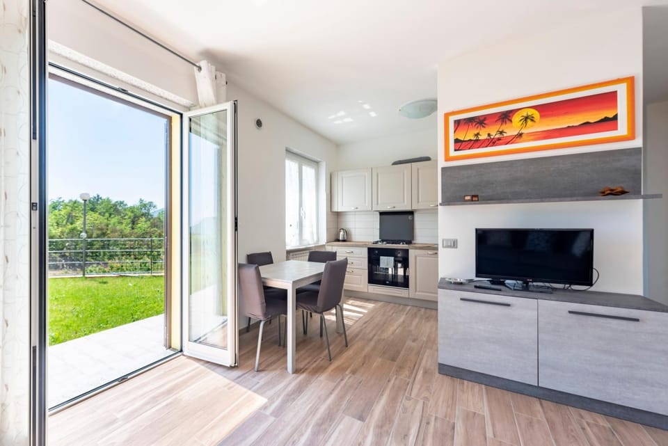 TV and multimedia, Kitchen or kitchenette, Dining area, oven