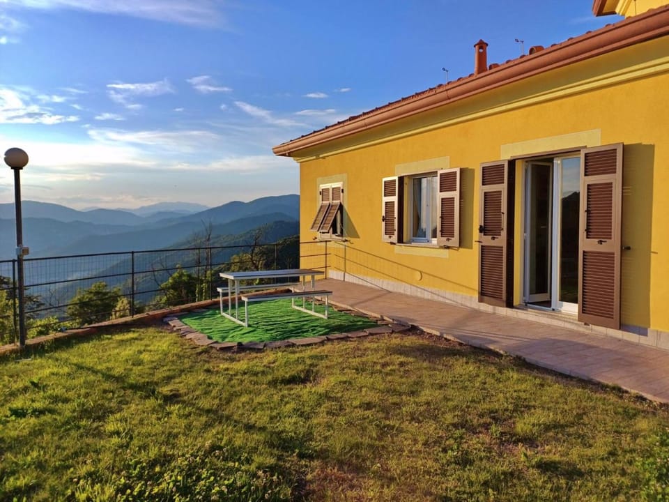 Property building, Day, Natural landscape, Garden, Seating area, Dining area, Mountain view
