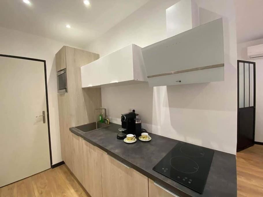 Kitchen or kitchenette, minibar