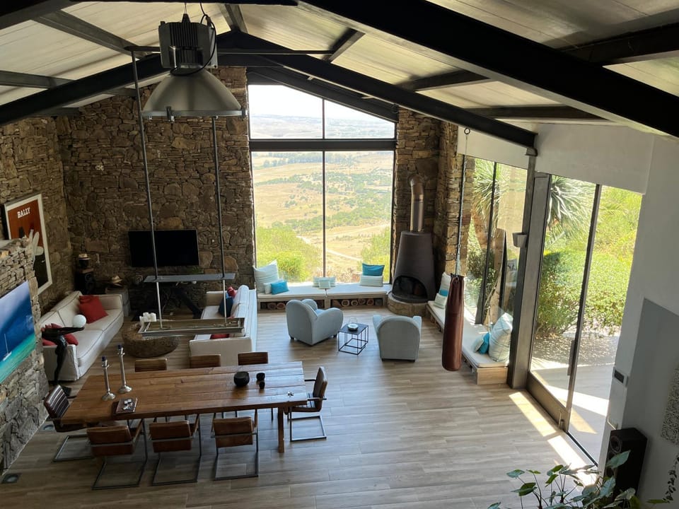 Communal lounge/ TV room, Natural landscape, TV and multimedia, Living room, Seating area, Dining area, Evening entertainment