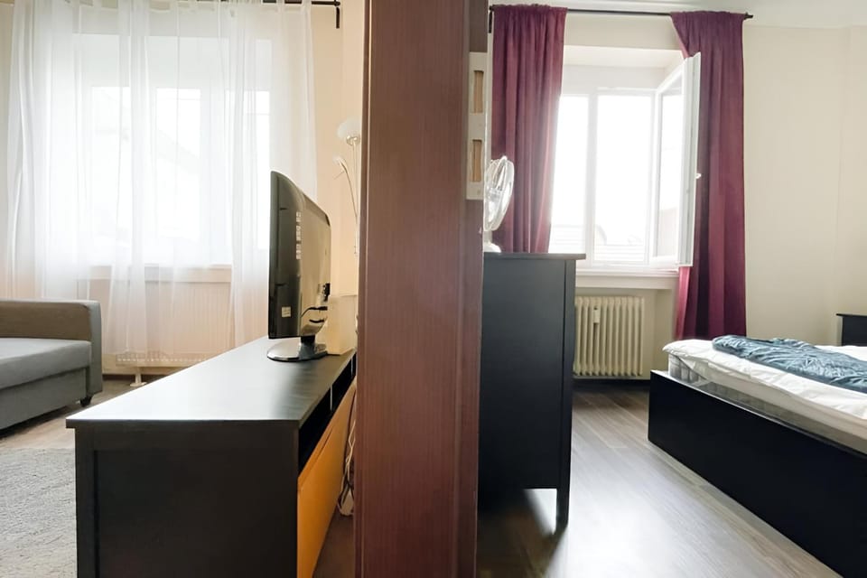 Communal lounge/ TV room, Bed, TV and multimedia, Living room, Photo of the whole room, Seating area, Evening entertainment, Bedroom, hair dresser