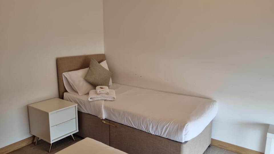Modern 2 bed flat with balcony Apartment in Southend-on-Sea