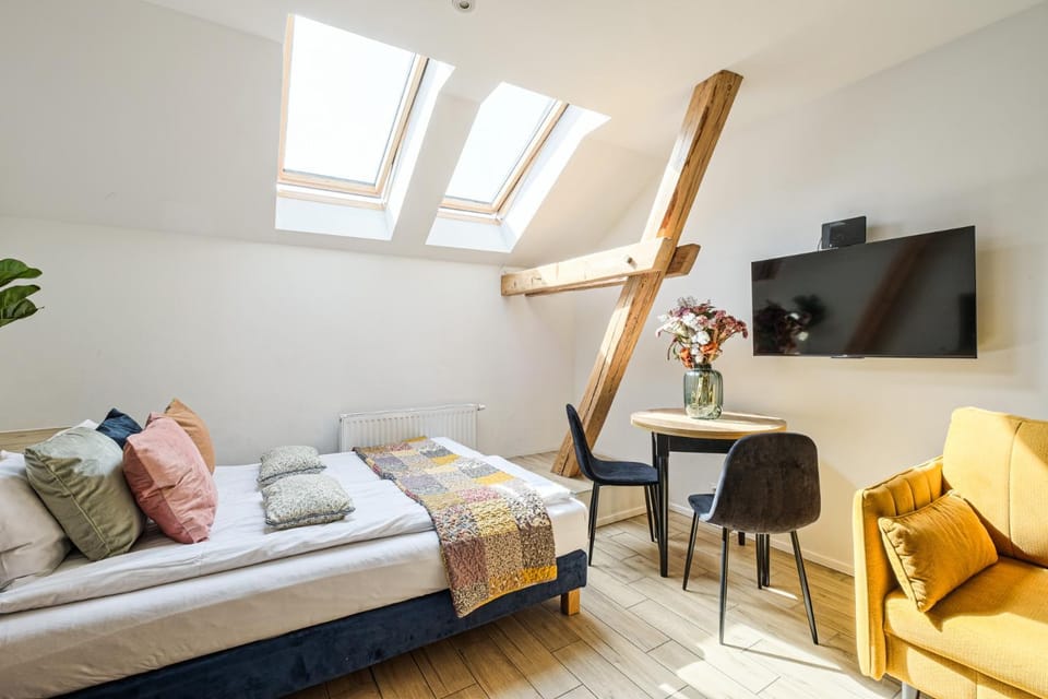 Bed, Living room, Photo of the whole room, Seating area