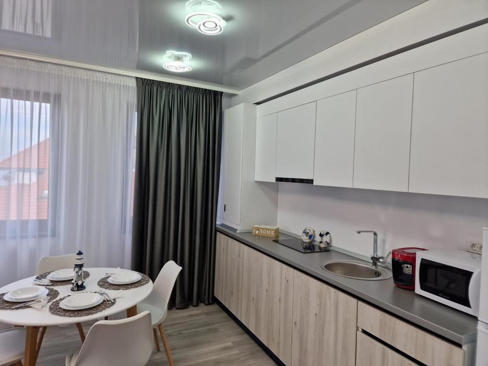 Kitchen or kitchenette, minibar