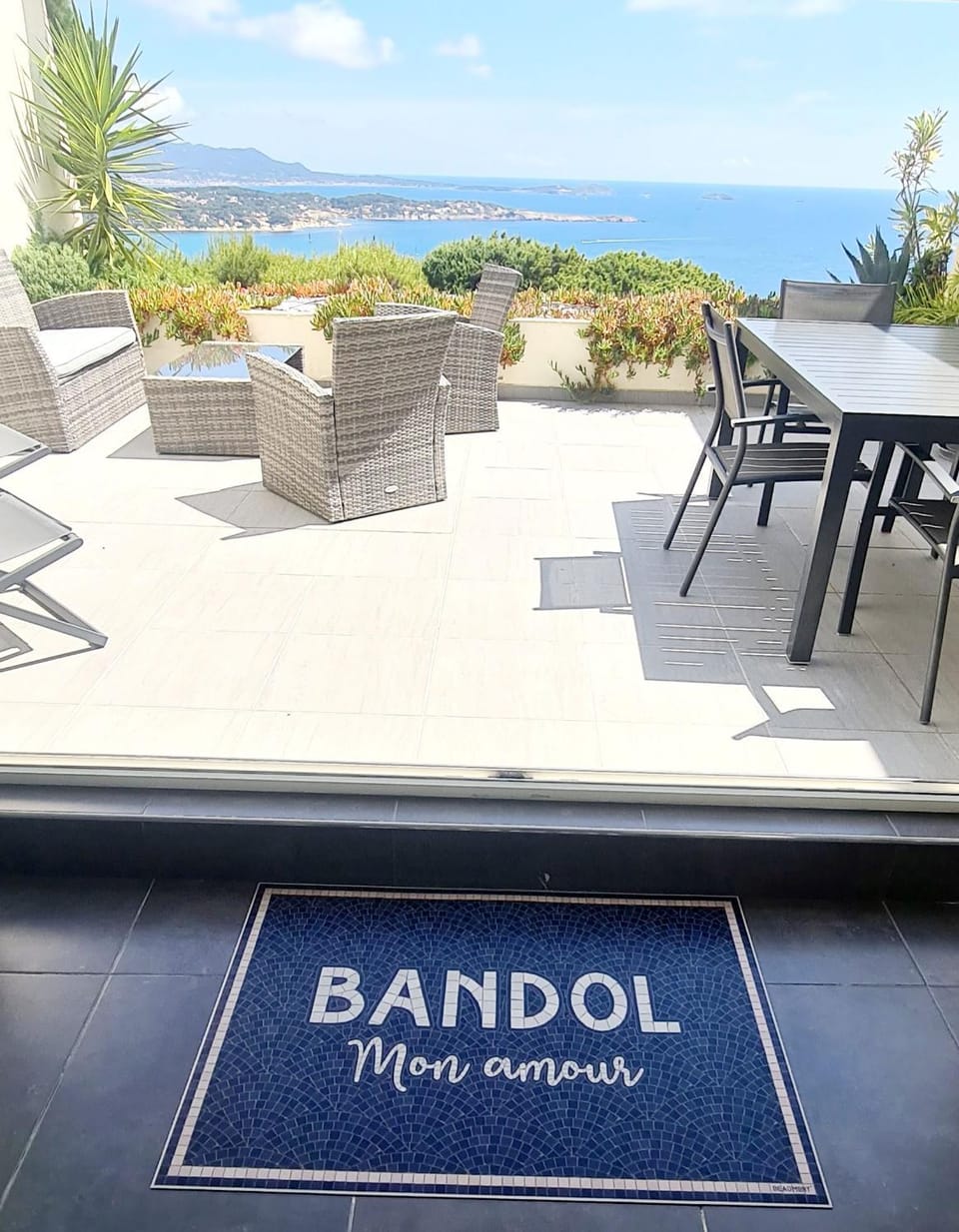 VUE MER IMPRENABLE ET PISCINE Apartment in French Riviera