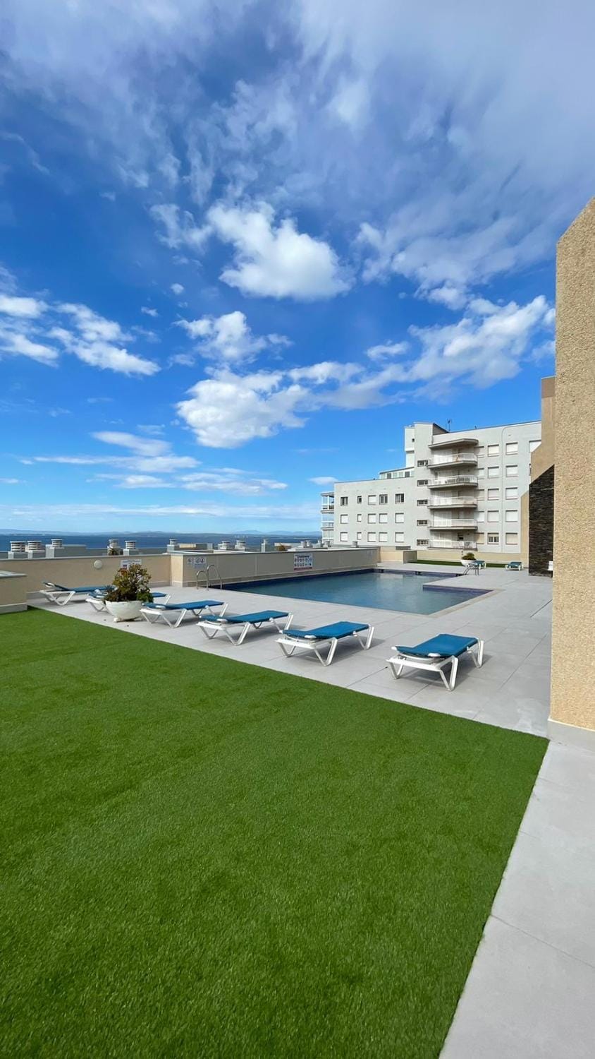 Swimming pool, sunbed
