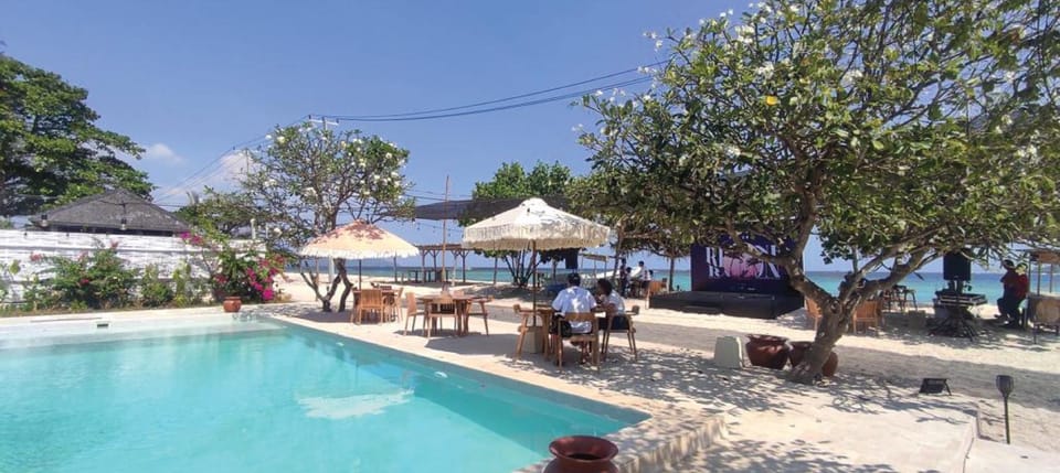 Restaurant/places to eat, Day, Pool view, Swimming pool