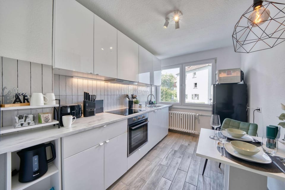 Coffee/tea facilities, Kitchen or kitchenette, dishwasher, oven, stove, toaster