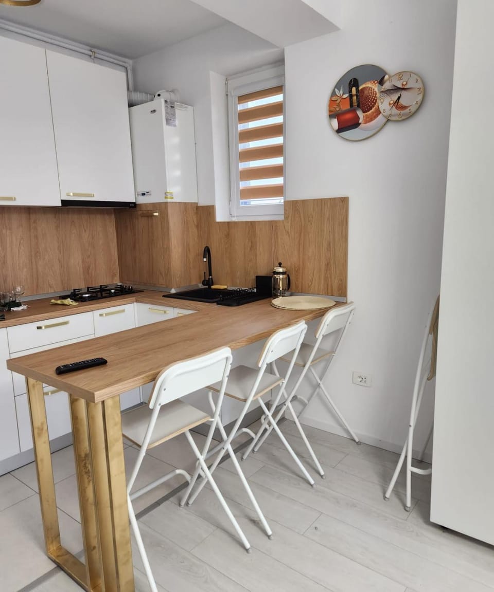 Kitchen or kitchenette, Dining area, stove