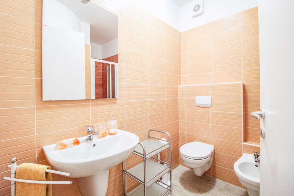 Shower, Toilet, Bathroom, bidet, towels