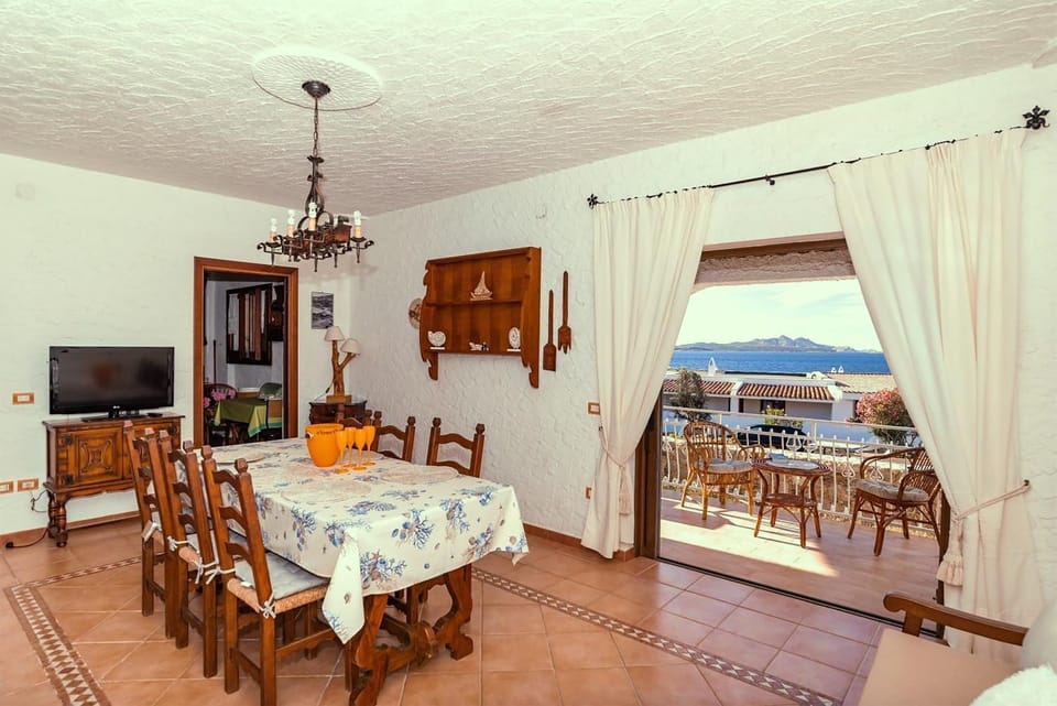 Communal lounge/ TV room, TV and multimedia, Kitchen or kitchenette, Living room, Seating area, Dining area