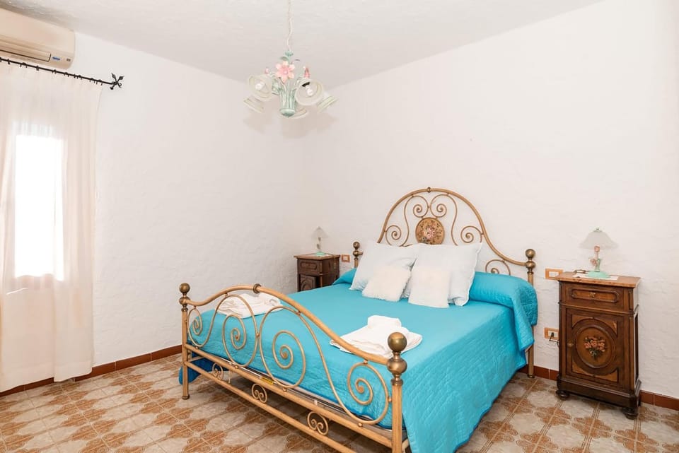 Bed, Photo of the whole room, Bedroom, towels, air conditioner
