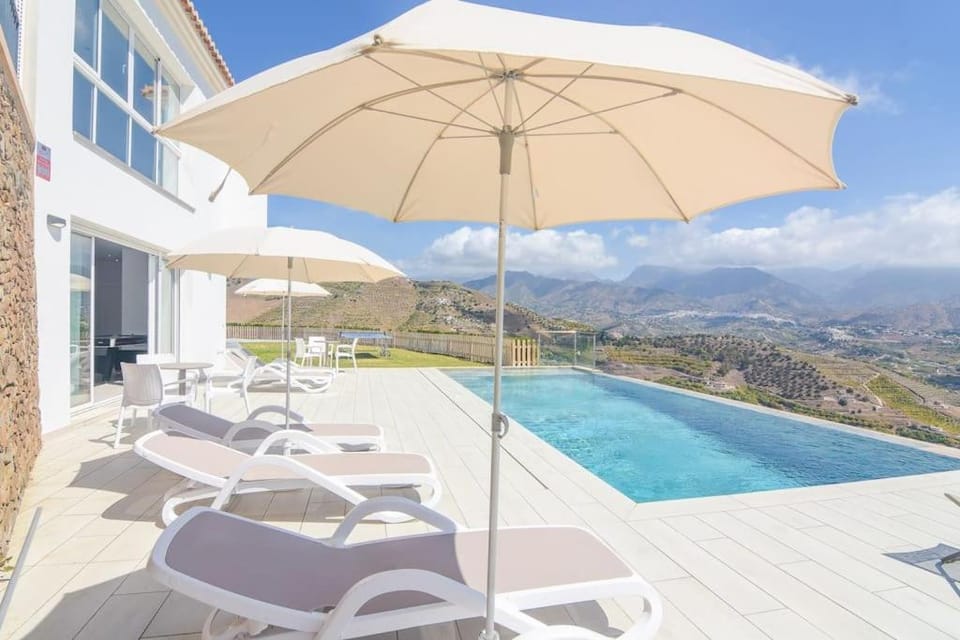 Gran villa con bonitas vistas Villa in Axarquía