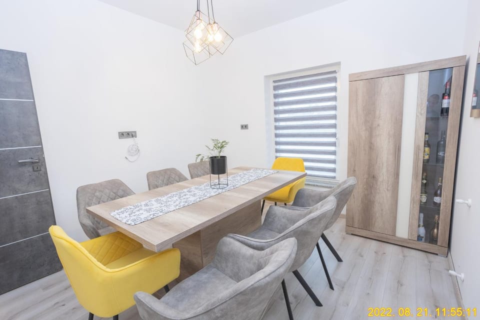 Kitchen or kitchenette, Seating area, Dining area