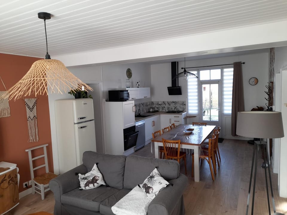 Dining area, oven, stove