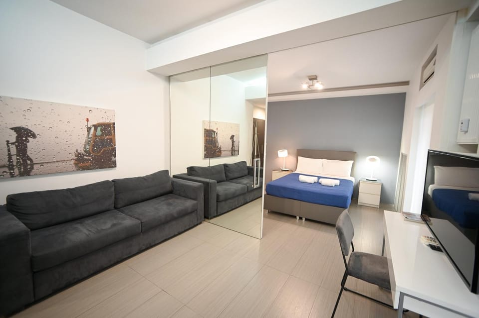 TV and multimedia, Living room, Photo of the whole room, Seating area, Bedroom