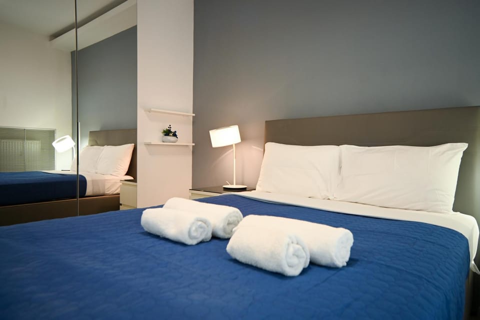 Bed, Photo of the whole room, Bedroom, towels